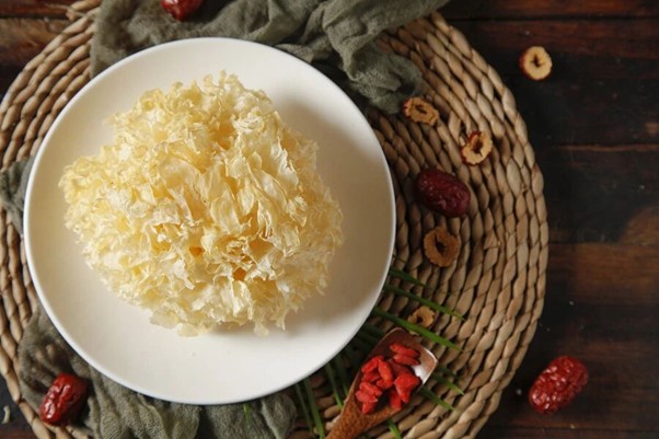 Ngân nhĩ - Vị thuốc nhuận phế tư âm, bổ mà không hàn, ngọt mà không gây trệ